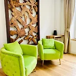 Au Chateau 105 *