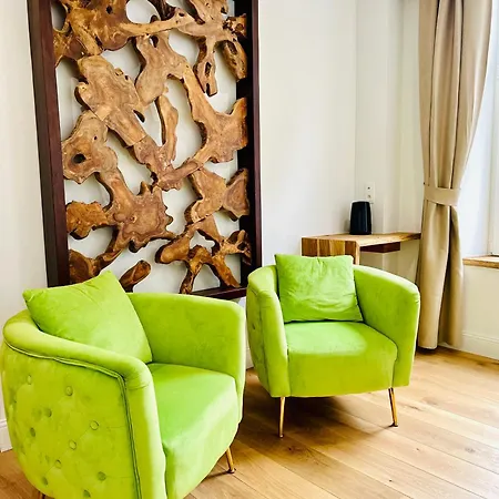 De Luxe Au Chateau 105 *