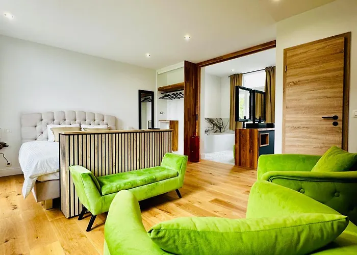 De Luxe Au Château 105