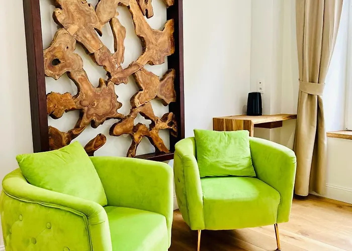 De Luxe Au Château 105 *